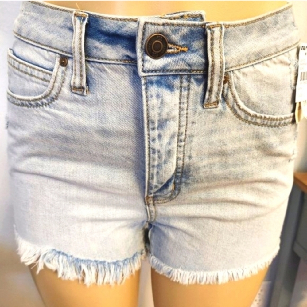 New! Light Wash Denim Frayed Hem Women's Shorts